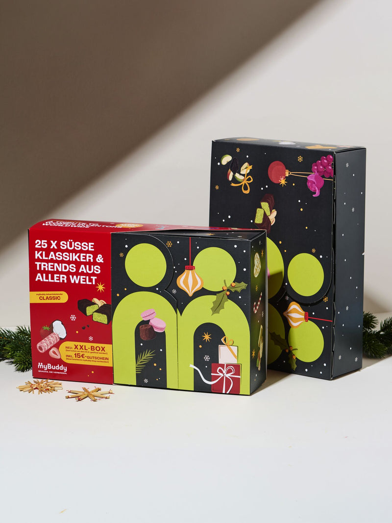 myBuddy Adventskalender 2026, CLASSIC vorn, weitere Verpackung dahinter, weisser Hintergrund