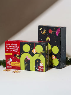 myBuddy Adventskalender 2026, CLASSIC vorn, weitere Verpackung dahinter, weisser Hintergrund