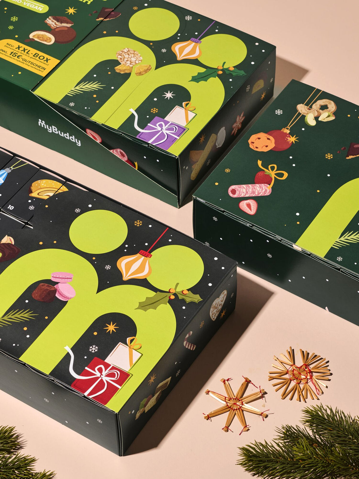myBuddy Adventskalender 2026, geoeffneter Kalender mit weiteren Verpackungen, beiger Hintergrund