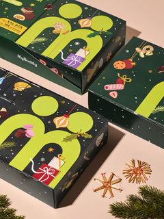 myBuddy Adventskalender 2026, geoeffneter Kalender mit weiteren Verpackungen, beiger Hintergrund
