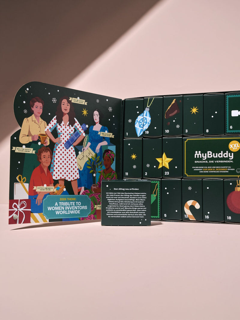 myBuddy Adventskalender 2026, geoeffneter Kalender mit XXL-Box, rosa Hintergrund
