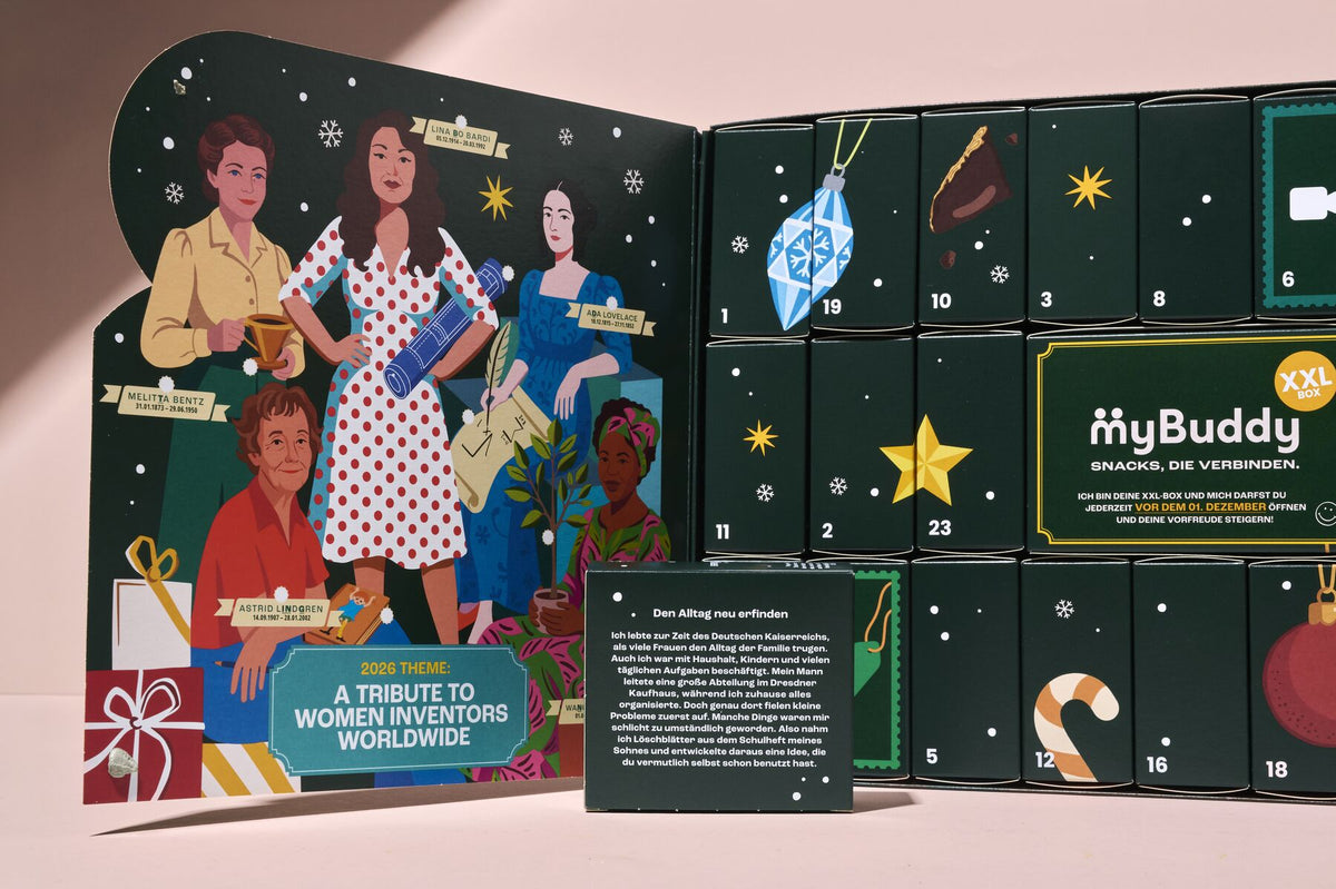 myBuddy Adventskalender 2026, geoeffneter Kalender mit XXL-Box, rosa Hintergrund (Querformat)