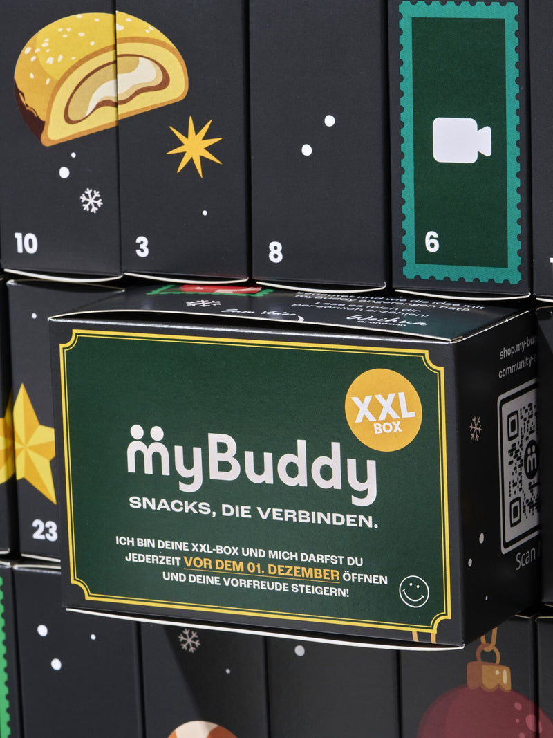 myBuddy Adventskalender 2026, XXL-Box im Detail vor den Tuerchen
