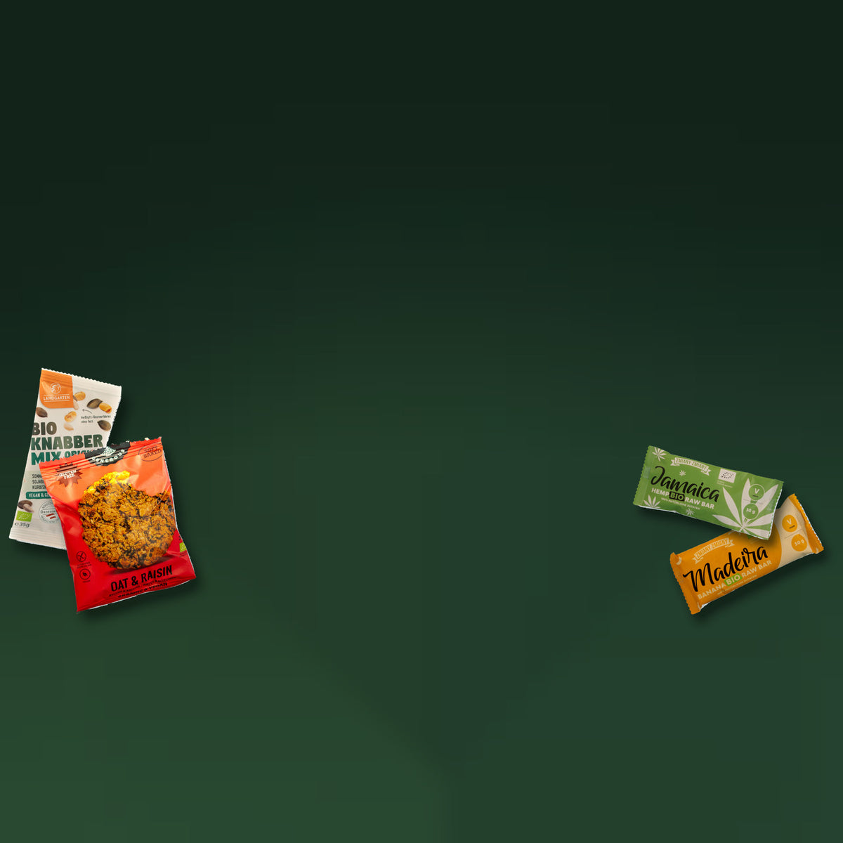 Bio-Snacks zum Nachkaufen aus dem myBuddy Adventskalender vor dunkelgruenem Hintergrund