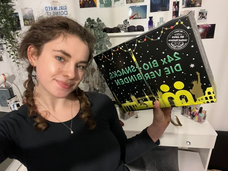 myBuddy Community-Foto: Junge Frau mit geflochtenen Zöpfen im Schminkzimmer, Kalender schräg ins Bild gehalten