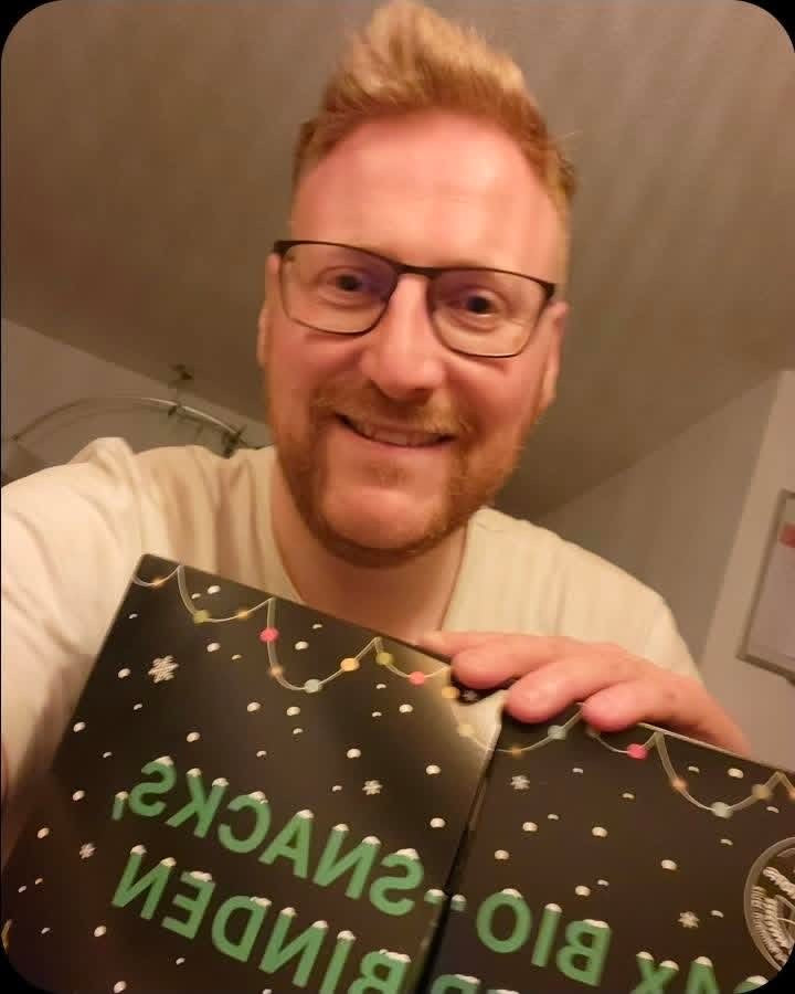 myBuddy Community-Foto: Mann mit Bart und Brille im Nah-Selfie, Kalender vor der Brust, weicher Instagram-Rundrahmen