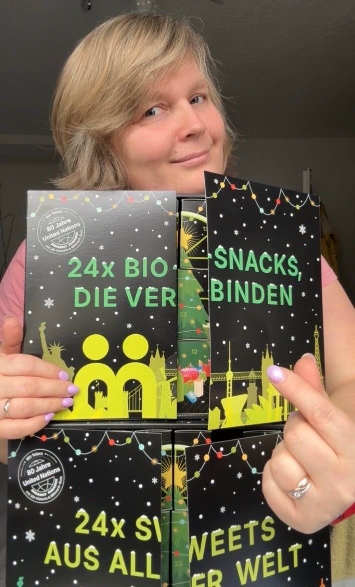 myBuddy Community-Foto: Frau hält zwei Kalender gleichzeitig (BIO-SNACKS und SWEETS AUS ALLER WELT) hoch