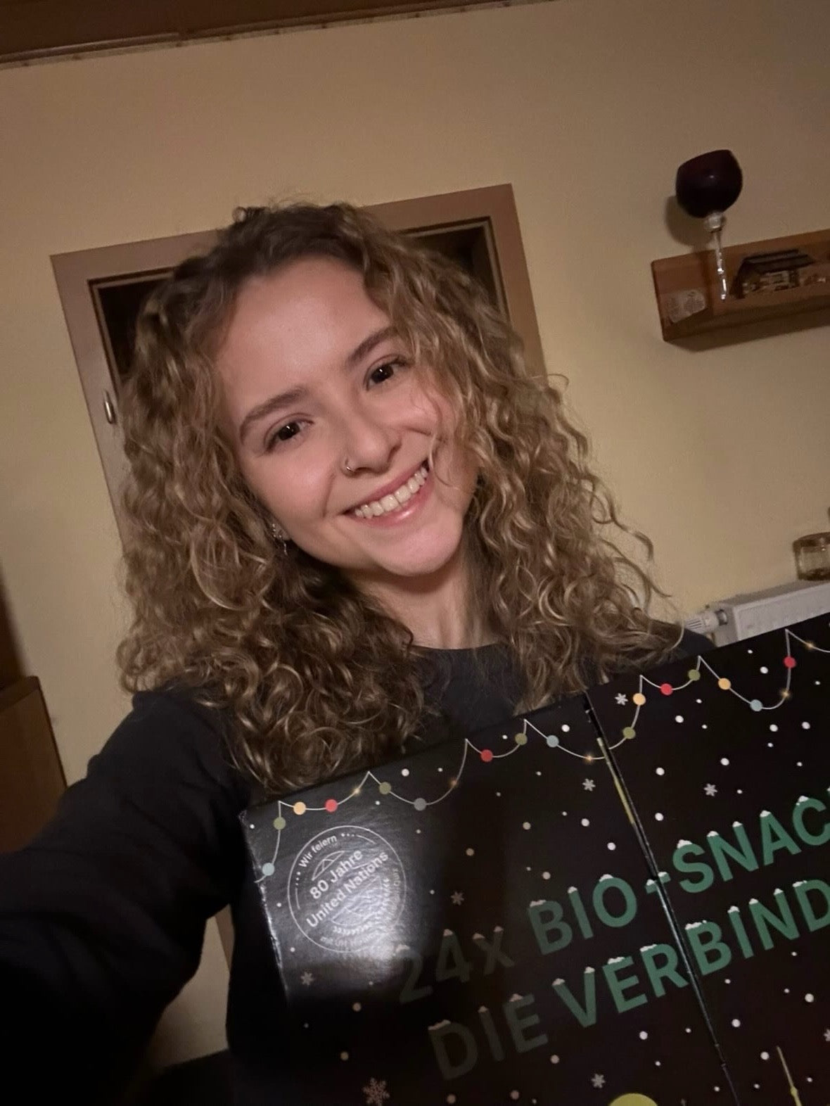 myBuddy Community-Foto: Frau mit Lockenmähne und Nasenring im Abendselfie, Kalender schräg unten im Bild