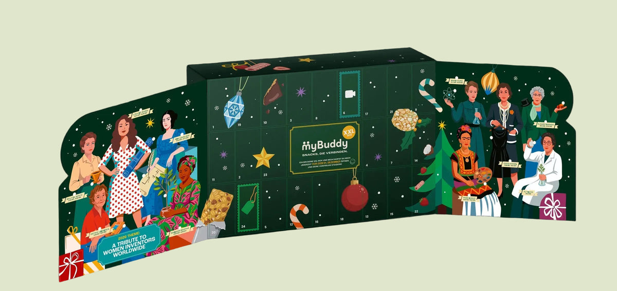 Aufgeklappter myBuddy Adventskalender BIO-VEGAN in Dunkelgrün: 24 nummerierte, geschlossene Türchen, in der Mitte die goldgerahmte XXL-Box, auf den beiden Seitenflügeln illustrierte Porträts von Erfinderinnen.