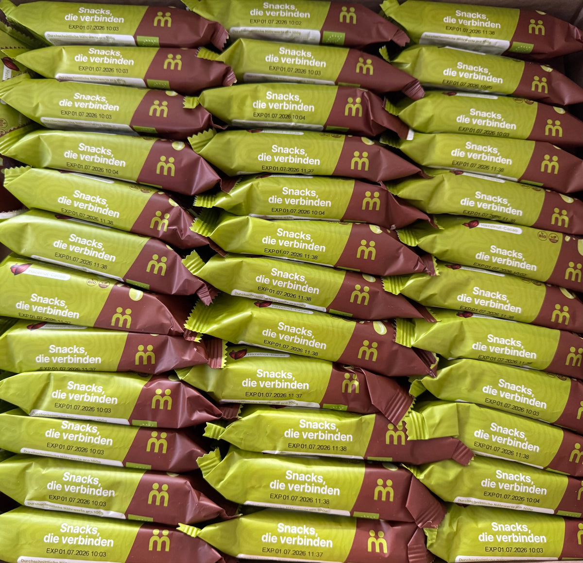 Kiste voller myBuddy Riegel mit der Aufschrift Snacks, die verbinden